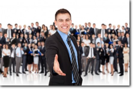 Consulente Caretech che tende la mano, con il team alle spalle